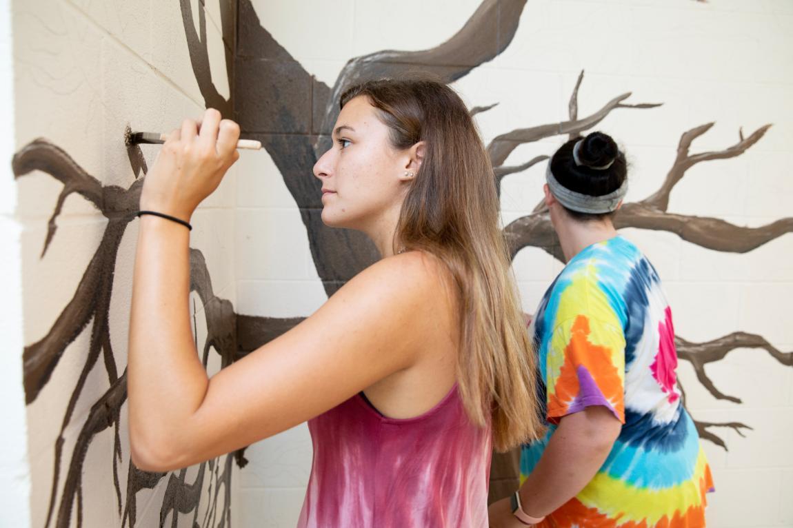 Honors Students paint murals