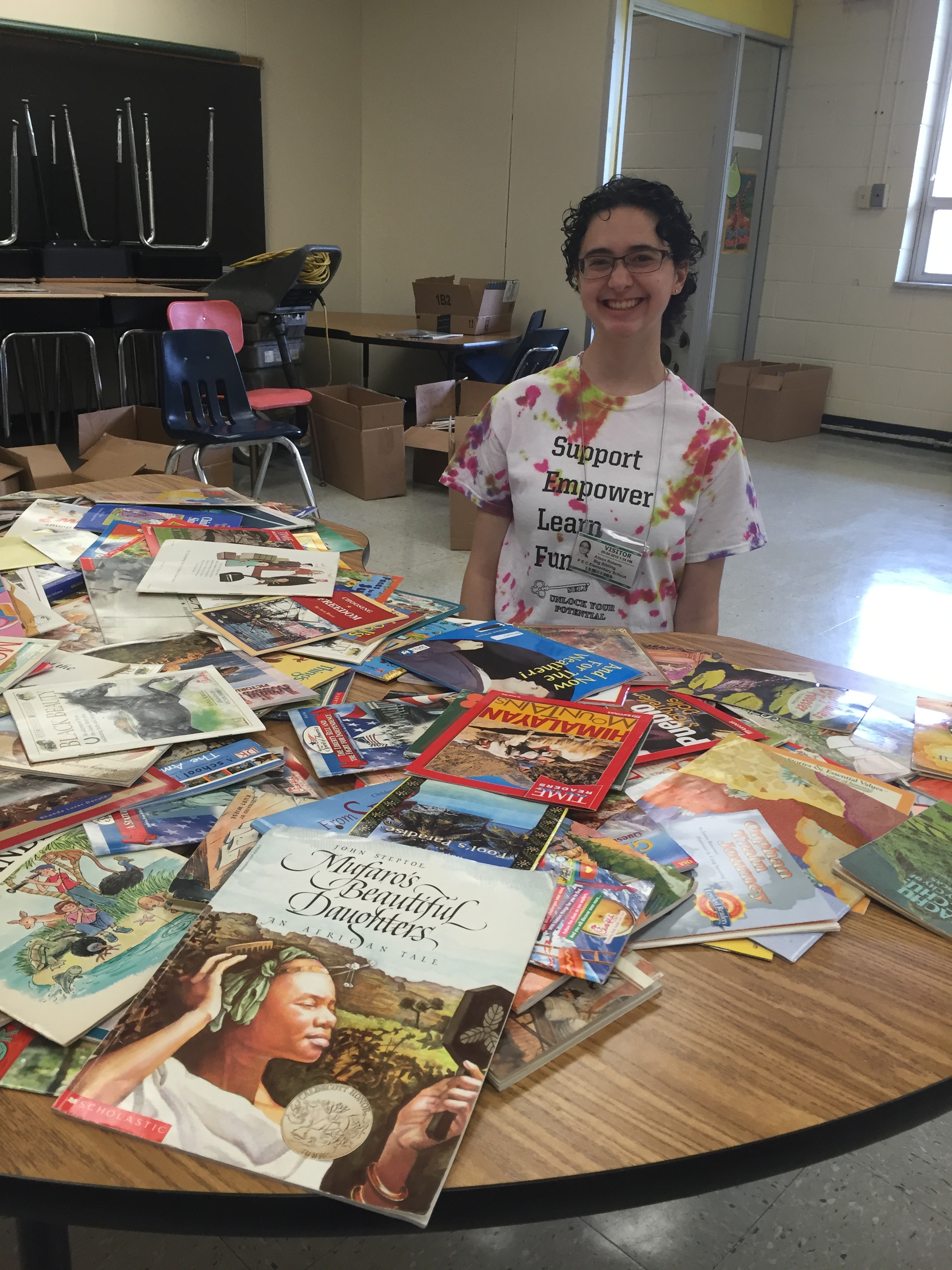 Alison Roberts ’17 with books the SELF group donated to PECES
