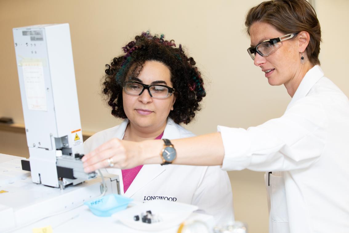 Dr. Sarah Porter works with a student in the lab during the PRISM program